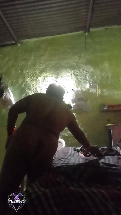 Ανικανοποίητη Ινδή χωριάτισσα γαμήθηκε με τον διάβολό της