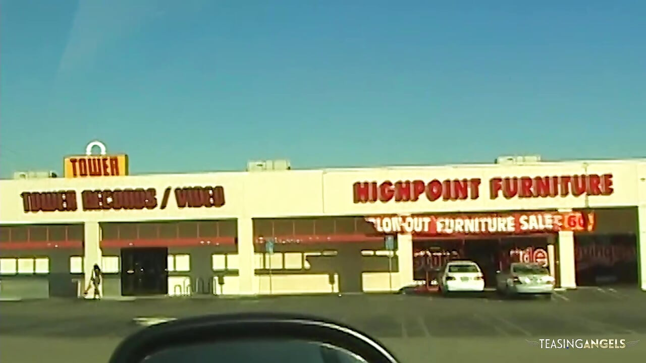 Larka tay karne ki koshish kar raha tha ki kaun chodna hai to usne ek kali larki ko uthaya.