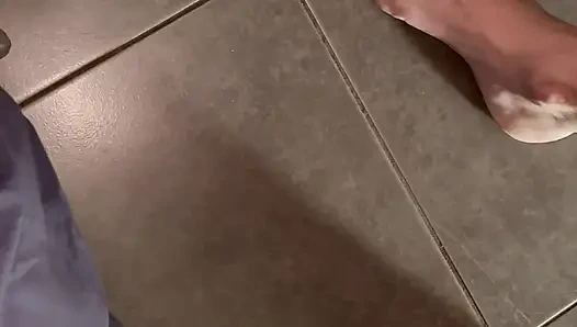 Tante seksi ini dientot habis-habisan sama kontol besar pria kulit merah muda sampai lubangnya menganga lebar