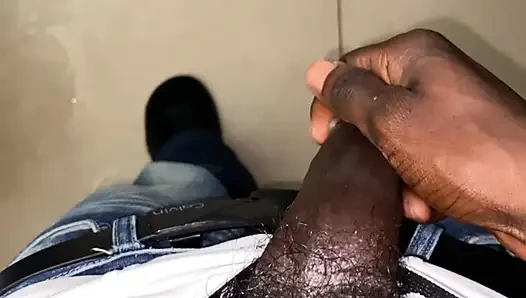 Haydut ofiste etini dövüyor