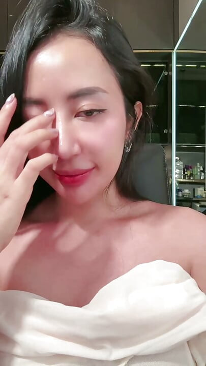 chica famosa en Indonesia frotándose el coño mostrando sus tetas grandes cachonda