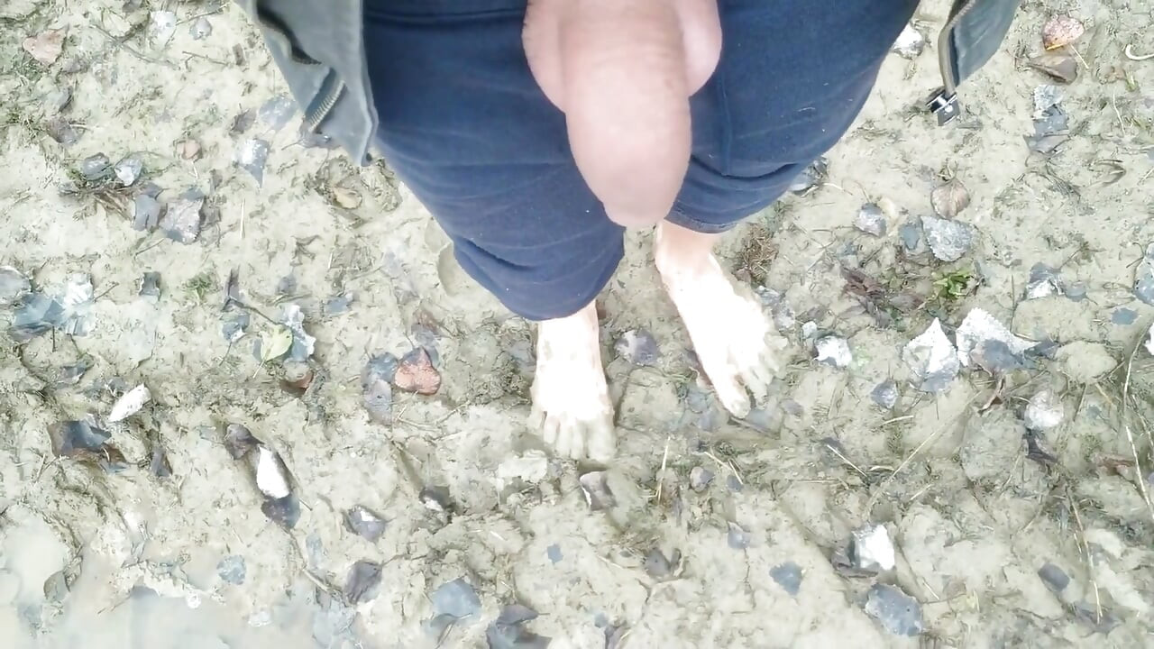 Çamura yalınayak giriyor - kirli ayaklar ve mastürbasyon ve sonunda kendi dölüne basıyor