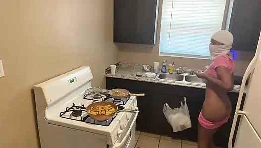 Hot babe naked making breakfast for her boyfriend m