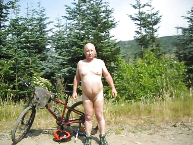 Nahý motorkář