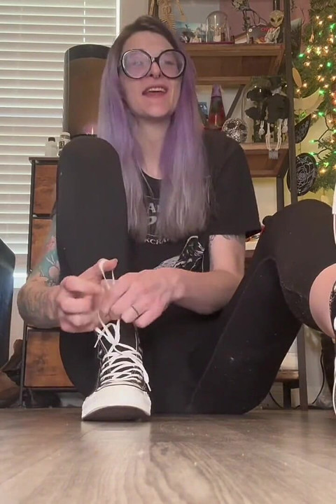 67 Uriașă înghesuie dimensiunea 16 picioare în dimensiunea 14 Converse