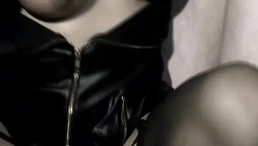 Пирсингованная киска шлюшке из Германии трахнули пальцами ее киску