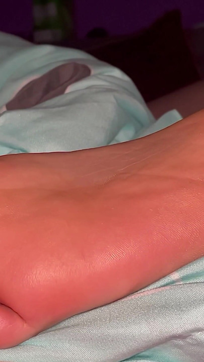 Must-share στιγμή από το "Night cum on sexy soles"