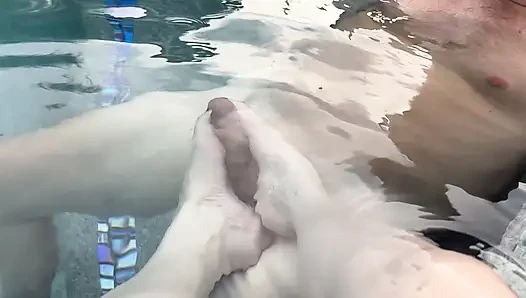 Footjob im pool mit unterwasser-abspritzen