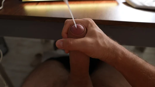 Güçlü bir demirci yarağıyla dikkatlice oynuyor