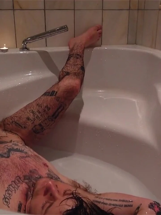 浴缸里的纹身 Ftm! 粉色阴户 XXX 跳过让你观看