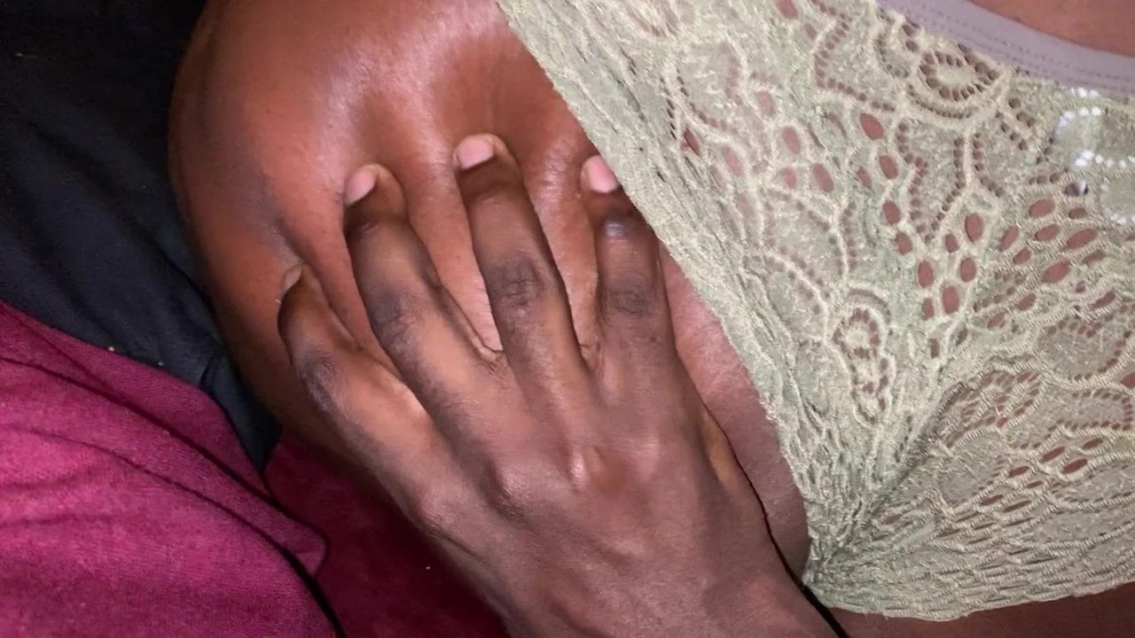 Jamaicana phatty sendo esfregada em calcinha de renda verde