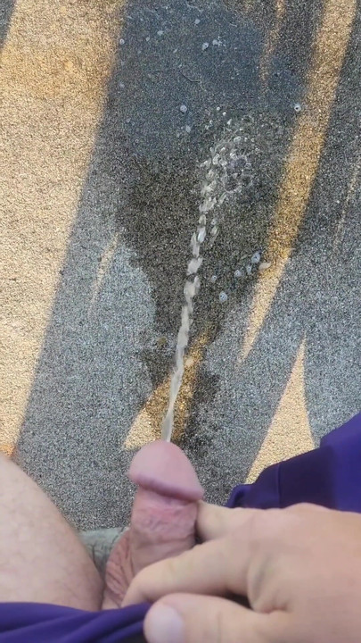 「Piss, piss, and more piss」の魅惑的な瞬間。