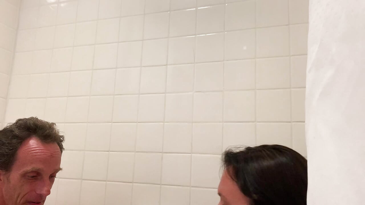 Mi fotógrafo de 55 años estaba encima de mí después de seducirlo en el baño. ¡Me tiene bien!