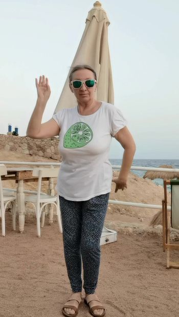 Une mamie danse sur la plage