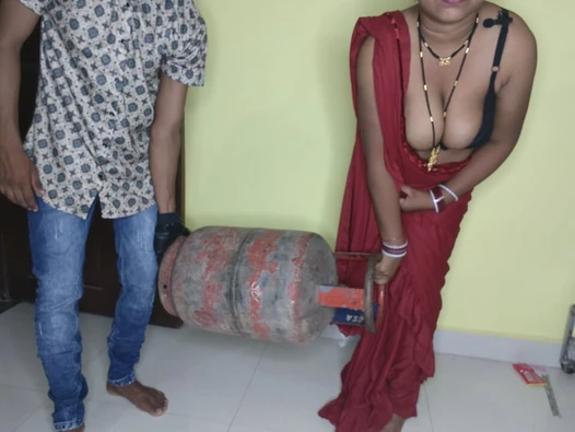 Bhabhi ji ka cylinder khatm Ho Gaya cylinder wala Ghar Mein Aakar bhabhi ji Ko Chod Dala