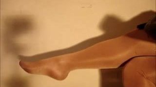 Crossdresser mostrando os pés da meia-calça