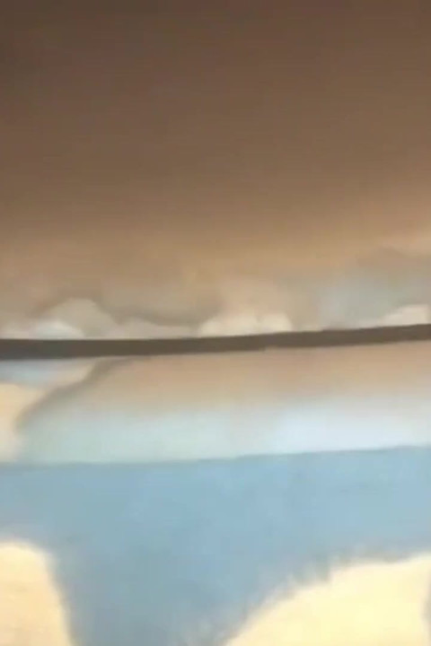 Masturbasi di ruang bawah tanah berhantu