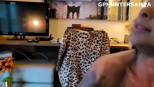 Saya bertemu dengan seorang pirang yang cantik dan sangat seksi di garasi gedung, lalu dia mengundang saya ke flatnya dan kami banyak bercinta!