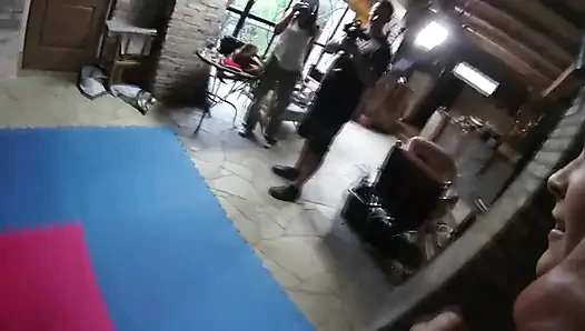 Süper kız oturma odasında güreşiyor