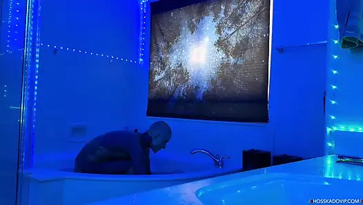 Boneka seks dicrot di dalam sama kontol besar ayahnya kado bi sampai muncrat banyak banget!