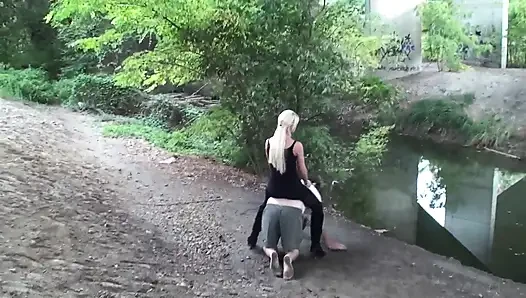 Sie reitet ihren ponyboy mit geschwindigkeit