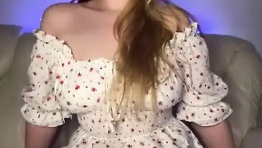 Jucielussie lagi asik fingering memek sempitnya pakai gaun seksi