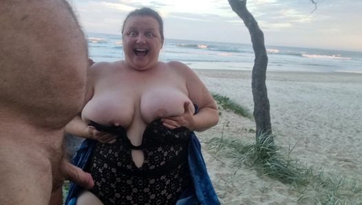 Salope australienne excitée sur la plage