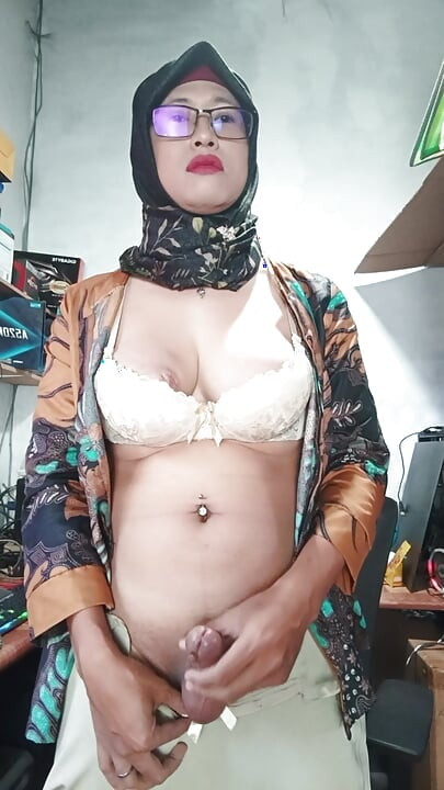 Store Bryster Hijab TS onanerer, indtil hun kommer