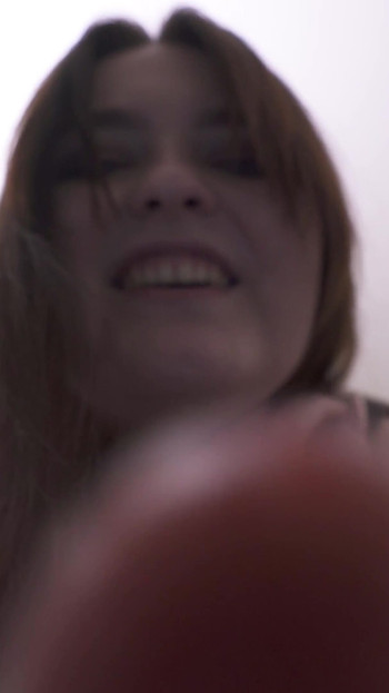 Viktigt ögonblick från "Drick hela min sperma! Sissy träning från milf älskarinna i klackar solo"
