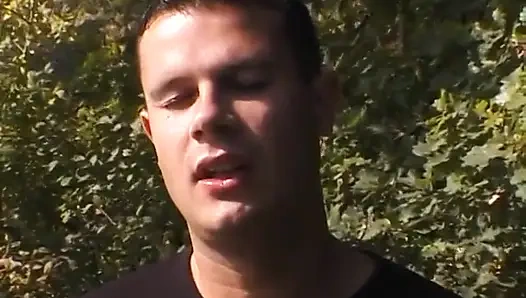 Amateur-paar fickt auf einer dreier am fluss