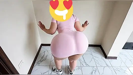 Pantat besar dengan celana dalam thong yang sangat tipis