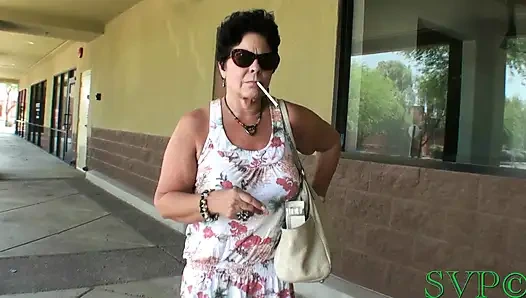 Горячая бабуля-толстушка-пума курит и позирует