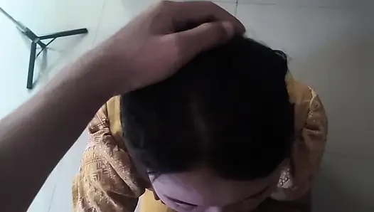 Guru Thailand dengan kostum
