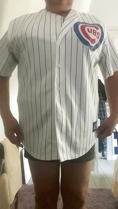 乳首を摘む