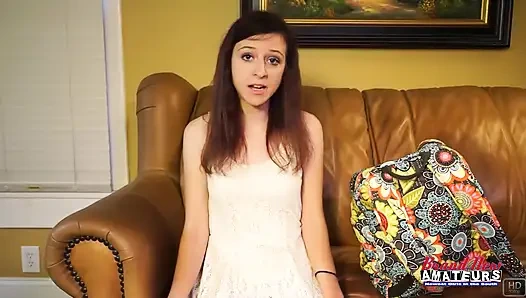 Миниатюрная Inked студентка-брюнетка Katie Walls грязно лижет оминка, жадный глотание спермы!