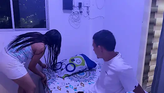 Sementara selingkuhan pacarku istirahat aku memenuhi fantasi melakukan seks yang keras dengan sahabatnya