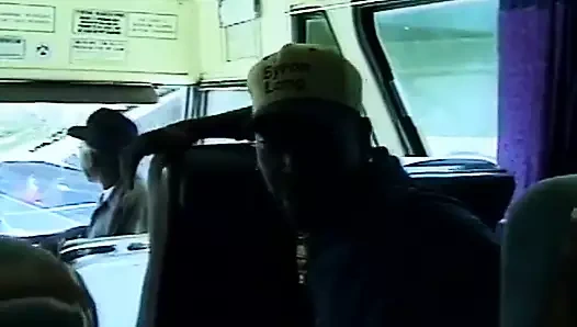 Kıllı zenci bebek otobüste sikiliyor