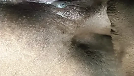 Air jatuh ke dalam memek ketika dia memasukkan jari ke dalam memeknya.