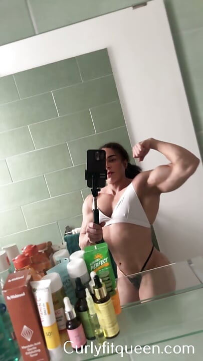 在展示肌肉后，一位黑人熟女紧绷的臀部颤抖着。