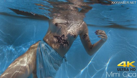 La pornostar finlandese bionda tatuata Mimi sott'acqua