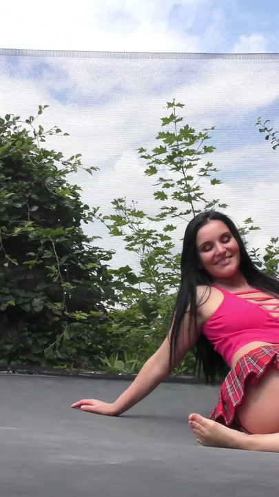 Spódnica szkolna tak krótka, że ​​mini, lucia na świeżym powietrzu | Klip 1