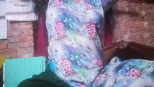 Çekici Hintli evli kadın parmaklarını çok sert oynatıyor.