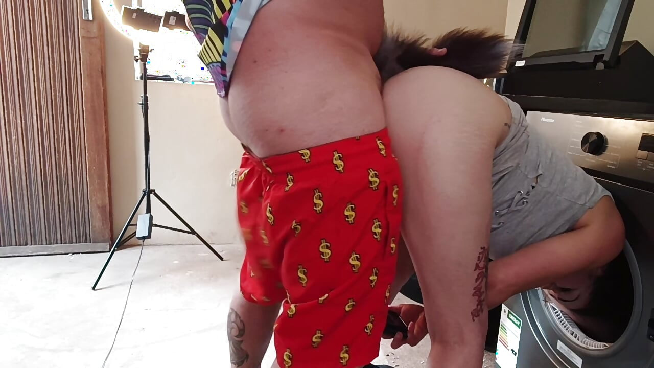 ele começou logo a foder-me enquanto eu estava presa na máquina de secar roupa