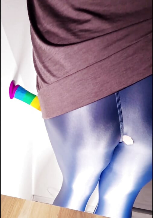 Crossdresser uživa u velikom igračkama u sjajnim hulahupkama