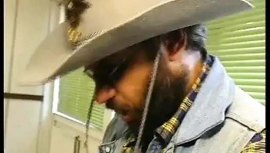 Alman kapılarının arkasında özenle sikiliyor