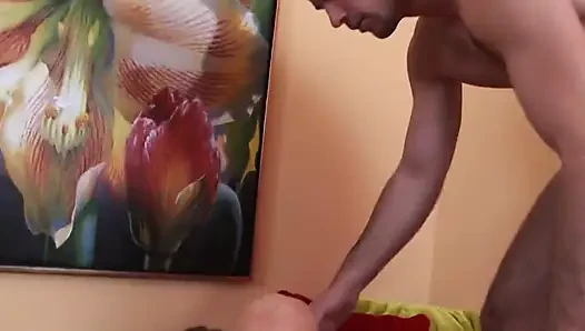 Tante seksi lagi asik nyepong kontol besar dan di-fisting sampai dalam banget