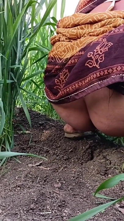 Desi 18-year-old young, married beautiful sister puts her finger in her pussy in the field and gets her brother to fuck her buttocks in the field | Clip 1