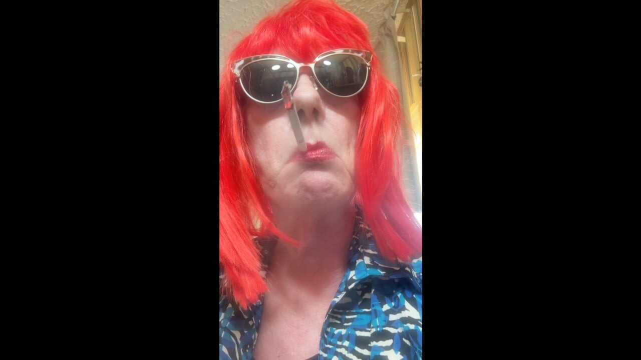SMOKING VS120 MENTHOLS IN THE BATHROOM - PINK WIG, BLACK GLOVES