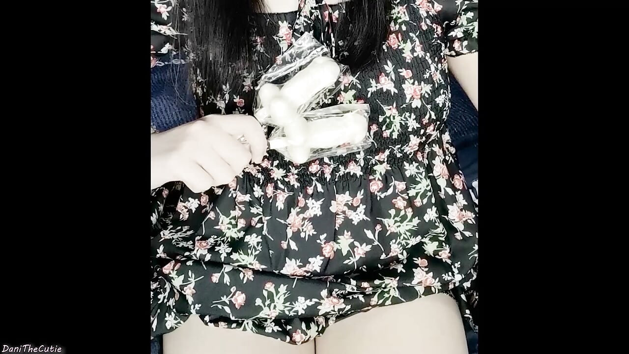 Lijepa tgirl DaniTheCutie postaje kurva s zabavnim slatkišima