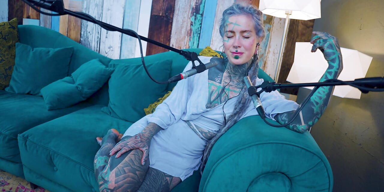 Ich spreche über F - Fear - ASMR podcast SFW spricht goth dünnes mädchen dreadlocks tattoo-modell inked mädchen